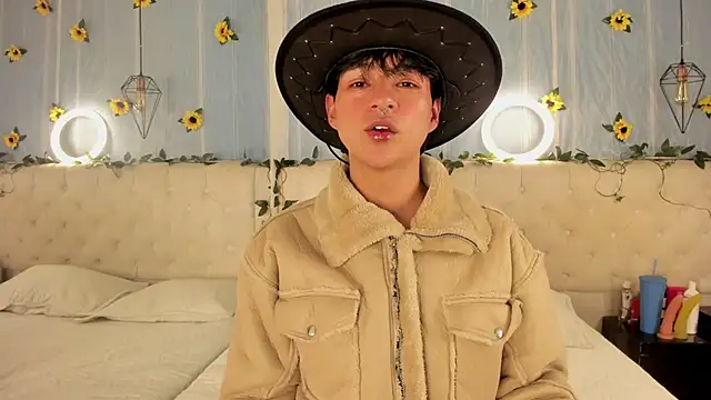 AleAurarashi online show from 11-14-25, 06:06