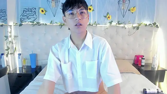 Snapshot of AleAurarashi chatting on 10-12-25, 12:56 AleAurarashi online show from 10-12-25, 12:56