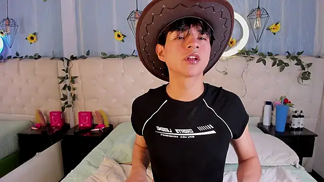 AleAurarashi online show from 11-21-25, 03:38