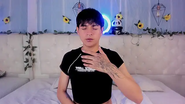 AleAurarashi online show from 11-30-25, 01:28