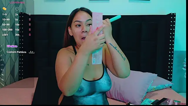 Snapshot of mamaneedsfun chatting on 09-18-25, 01:03 mamaneedsfun online show from 09-18-25, 01:03