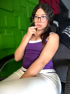Snapshot of Queen__Love chatting on 10-18-25, 08:44 Queen  Love online show from 10-18-25, 08:44