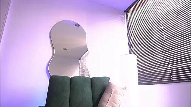 a Malgosia mako online show from 10-15-25, 03:20