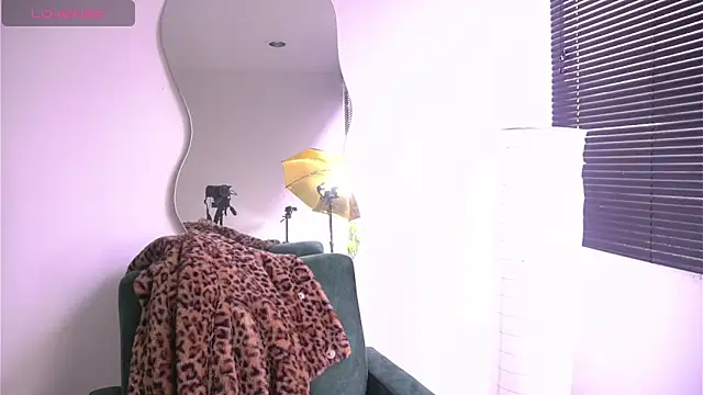 a Malgosia mako online show from 10-29-25, 03:22