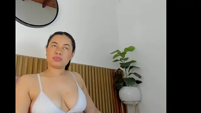 Snapshot of angie_leonn chatting on 09-23-25, 12:23 angie leonn online show from 09-23-25, 12:23