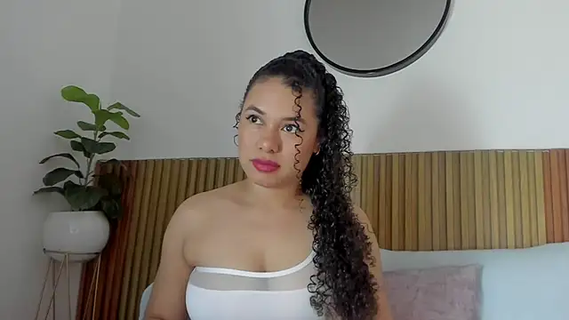 Snapshot of angie_leonn chatting on 09-18-25, 12:08 angie leonn online show from 09-18-25, 12:08