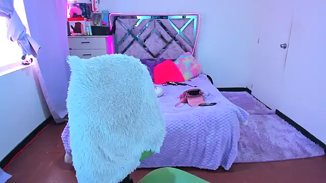 Luna Analya online show from 10-27-25, 01:23