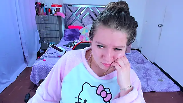 Luna Analya online show from 12-16-25, 04:22