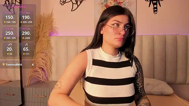 Snapshot of Luna_Clarx chatting on 10-21-25, 03:17 Luna Clarx online show from 10-21-25, 03:17