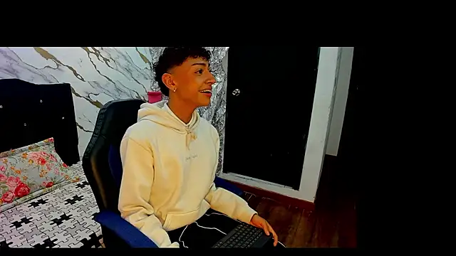 Snapshot of owen_sexy25 chatting on 09-17-25, 09:50 owen sexy25 online show from 09-17-25, 09:50