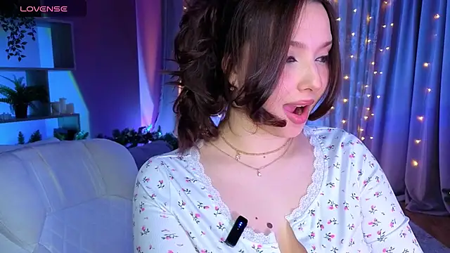 Lucy louras online show from 12-21-25, 01:57