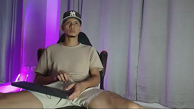 Snapshot of DustinandJordan chatting on 10-01-25, 05:56 DustinandJordan online show from 10-01-25, 05:56