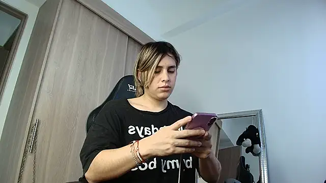 Snapshot of brunothompson3 chatting on 09-15-25, 10:32 brunothompson3 online show from 09-15-25, 10:32