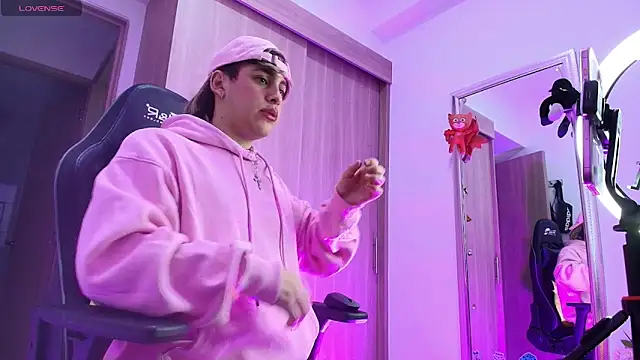 Snapshot of brunothompson3 chatting on 10-23-25, 04:22 brunothompson3 online show from 10-23-25, 04:22