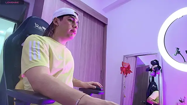 Snapshot of brunothompson3 chatting on 10-21-25, 01:38 brunothompson3 online show from 10-21-25, 01:38