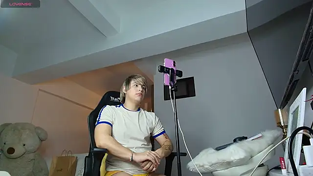 brunothompson3 online show from 11-04-25, 08:51