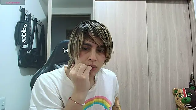 Snapshot of brunothompson3 chatting on 10-11-25, 10:05 brunothompson3 online show from 10-11-25, 10:05