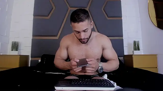 massimofiore  online show from 12-17-25, 03:55