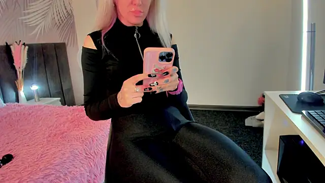 Kira Key online show from 09-18-25, 01:52