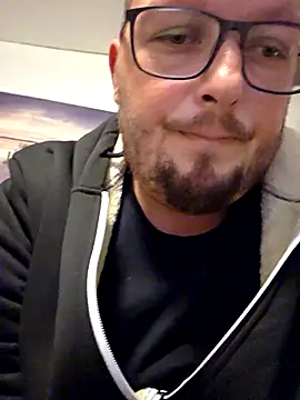 Snapshot of bigdicksklave chatting on 11-29-25, 04:18 bigdicksklave online show from 11-29-25, 04:18
