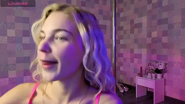 Aurora Bennet online show from 11-19-25, 12:54