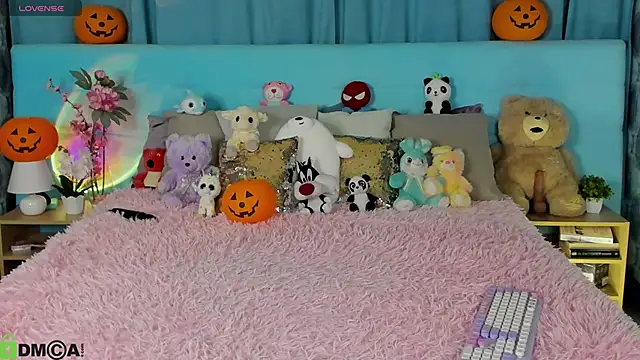 Aurora Bennet online show from 10-28-25, 12:11