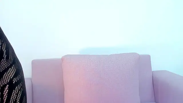 Snapshot of scarletross_ chatting on 09-23-25, 02:13 scarletross online show from 09-23-25, 02:13