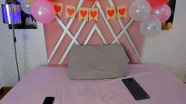 Snapshot of scarletross_ chatting on 02-15-26, 03:00 scarletross online show from 02-15-26, 03:00