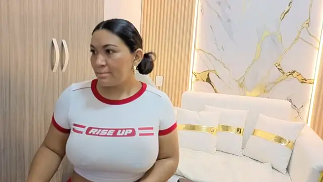 Snapshot of Madam_Hott chatting on 09-15-25, 03:40 Madam Hott online show from 09-15-25, 03:40