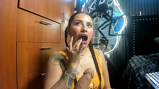 scarletr red online show from 10-26-25, 01:17