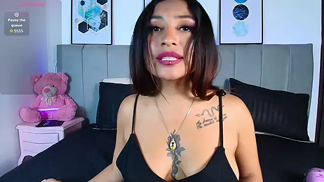 Naiaa Cruz online show from 10-16-25, 07:44