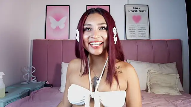 Naiaa Cruz online show from 03-16-26, 08:00