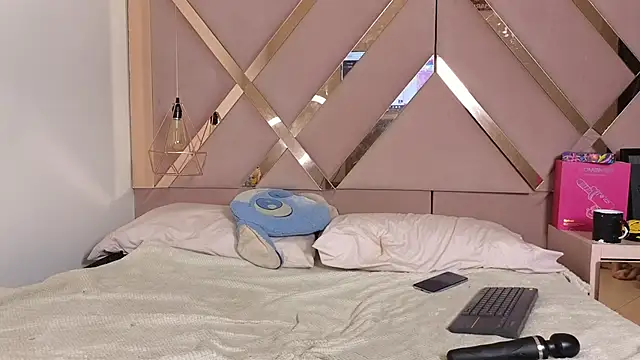 Snapshot of Sophia_moo_ chatting on 02-26-26, 03:50 Sophia moo online show from 02-26-26, 03:50