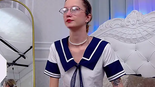 MaeLili online show from 12-14-25, 12:33