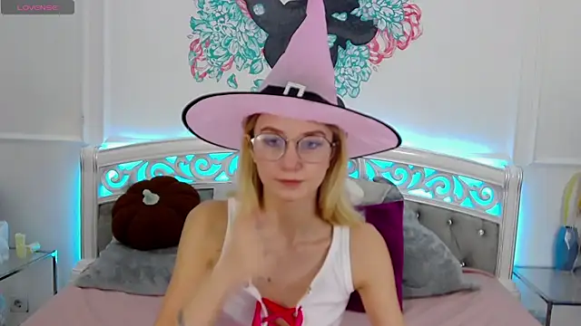 Snapshot of MaeLili chatting on 10-15-25, 06:00 MaeLili online show from 10-15-25, 06:00