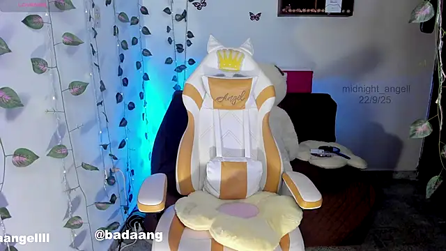 Snapshot of midnight_angell chatting on 09-23-25, 01:23 midnight angell online show from 09-23-25, 01:23