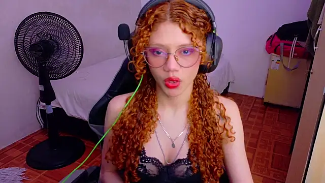 Snapshot of Birdie_0 chatting on 10-13-25, 01:56 Birdie 0 online show from 10-13-25, 01:56