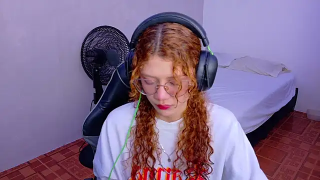 Snapshot of Birdie_0 chatting on 09-10-25, 01:21 Birdie 0 online show from 09-10-25, 01:21