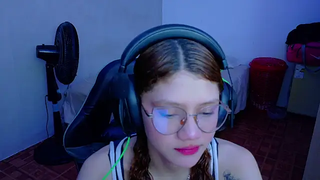 Snapshot of Birdie_0 chatting on 09-20-25, 03:22 Birdie 0 online show from 09-20-25, 03:22