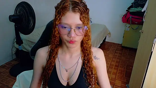 Snapshot of Birdie_0 chatting on 10-27-25, 01:56 Birdie 0 online show from 10-27-25, 01:56