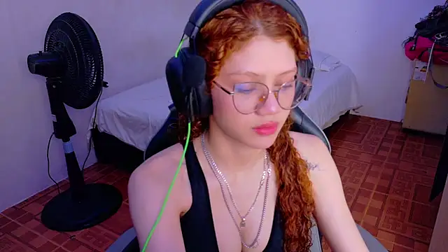 Snapshot of Birdie_0 chatting on 10-15-25, 12:57 Birdie 0 online show from 10-15-25, 12:57