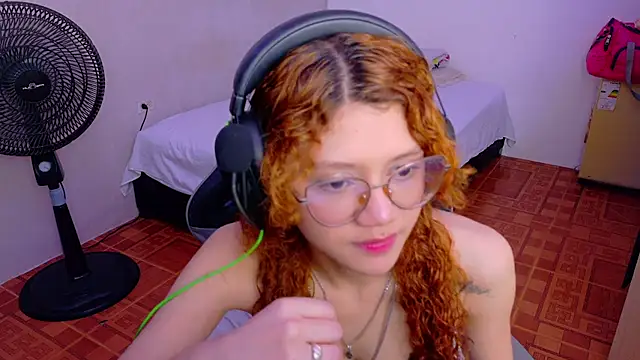 Snapshot of Birdie_0 chatting on 09-27-25, 01:17 Birdie 0 online show from 09-27-25, 01:17