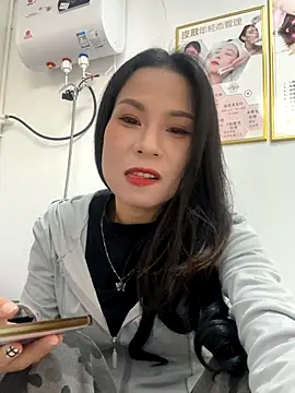 Snapshot of Baby-mmm chatting on 10-23-25, 04:11 Baby-mmm online show from 10-23-25, 04:11
