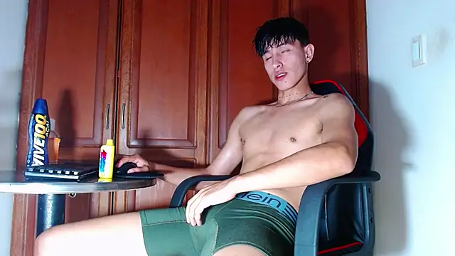 Snapshot of rowanbigboy23 chatting on 09-20-25, 04:06 rowanbigboy23 online show from 09-20-25, 04:06