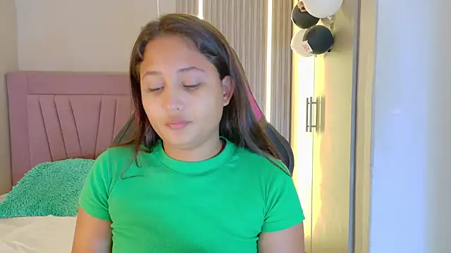 Snapshot of Laly_Cherry_ chatting on 11-16-25, 12:32 Laly Cherry online show from 11-16-25, 12:32