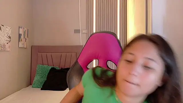 Snapshot of Laly_Cherry_ chatting on 11-25-25, 12:16 Laly Cherry online show from 11-25-25, 12:16