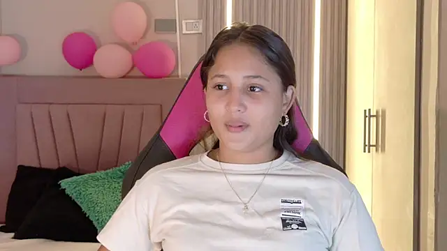 Snapshot of Laly_Cherry_ chatting on 11-20-25, 12:17 Laly Cherry online show from 11-20-25, 12:17