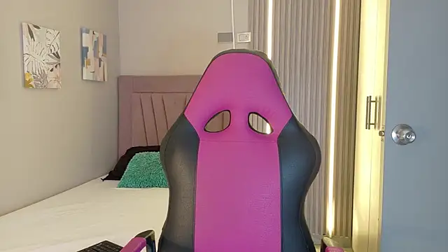 Snapshot of Laly_Cherry_ chatting on 11-30-25, 12:28 Laly Cherry online show from 11-30-25, 12:28