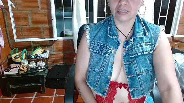Snapshot of Milf_Fantassyy chatting on 10-07-25, 03:40 Milf Fantassyy online show from 10-07-25, 03:40