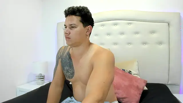 Snapshot of EclipseandFlame chatting on 09-22-25, 02:01 EclipseandFlame online show from 09-22-25, 02:01